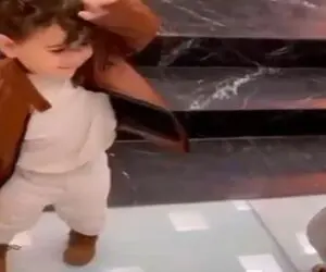 آواز شاد؛ ببینید این پسر بچه فندق با رقص بامزه اش چطوری دلبری میکنه