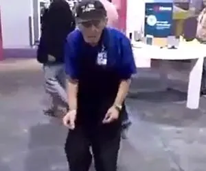 آواز شاد؛ رقص من درآوردی پیرمرد خیلی سن بالا تو پاساژ که ملت موندن چقدر جون داره