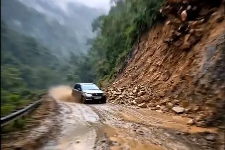 معماری طبیعت؛ کوه ریخت از راننده و ماشینش خاطره ای بیش نموند