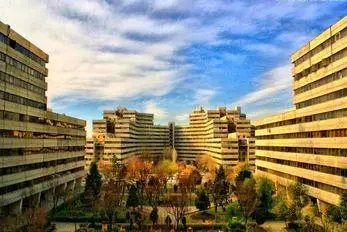 برای راه رفتن در این واحد اکباتان عینک آفتابی باید زد؛ دکوراسیونی 100 سال جلوتر