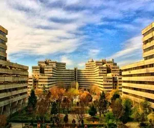 برای راه رفتن در این واحد اکباتان عینک آفتابی باید زد؛ دکوراسیونی 100 سال جلوتر