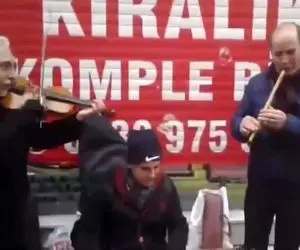 آواز خیابانی؛ ببینید پیرمرد ریش پرفسوری و اکیپش چه آهنگ عربی با آقاهه که خارجی میخونن