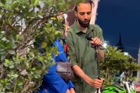 آواز پری؛ مامان مسن که اسمش پری بود اومد کنار خواننده و باهاش تو ای پری کجایی خوند