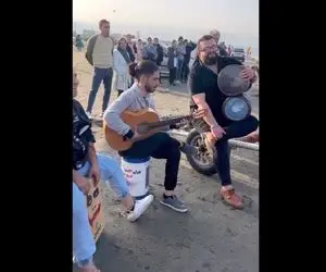 آواز خیابانی؛ این بند چه خفن آهنگ آی ننه زنم منو میزنه سبیلمو میکشه رو تو ساحل میخونن