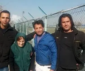 (عکس) پیرزن ۹۰ ساله حریف استقلال را بدرقه کرد