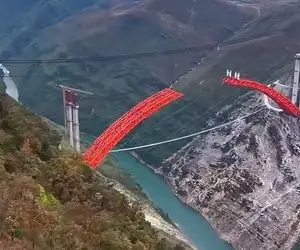معماری خلاقانه؛ چین یزید یه پل وصل کننده کوه زده انقد عظیمه آدما روش انگار مورچن