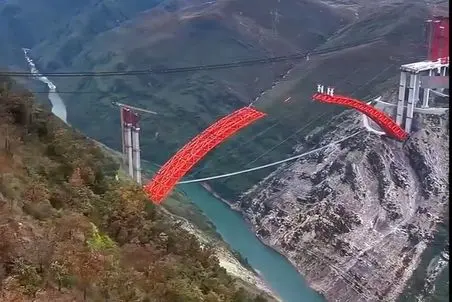 معماری خلاقانه؛ چین یزید یه پل وصل کننده کوه زده انقد عظیمه آدما روش انگار مورچن