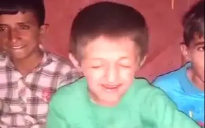 آواز شاد؛ پسربچه بی دندون به روغن سوزی افتاده یسره میخونه فقط حرکت آخرش و نگاه رفیقاش