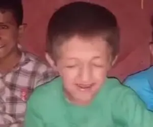 آواز شاد؛ پسربچه بی دندون به روغن سوزی افتاده یسره میخونه فقط حرکت آخرش و نگاه رفیقاش