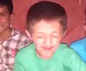 آواز شاد؛ پسربچه بی دندون به روغن سوزی افتاده یسره میخونه فقط حرکت آخرش و نگاه رفیقاش