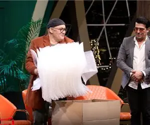 یوسف تیموری به نادر سلیمانی یه کادو میده روده بر میشه از خنده / مدیری میگه بولدوزره