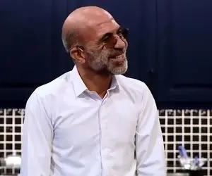 سکانس خندان؛ حامد آهنگی یه قمیشی آورده تو شب آهنگی و بهش میگه مرسی که به ایران برگشتی