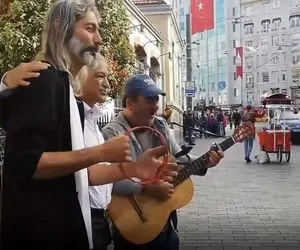 آواز خیابانی؛ آقای ریش جو گندمی که با همخوانی پیرمرد آهنگ داغ یک عشق قدیمو ترکوند