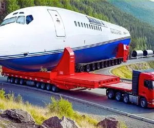 ماشین آلات سنگین؛ تمرکز و قدرت غیرقابل توقف اپراتور هیجد چرخ برای حمل بار غول پیکر