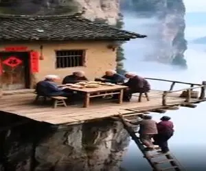معماری خلاقانه؛ تو بغل ابرا خونه ساختن برا رفت و آمد نردبون گذاشتن وسط مه دید نداره
