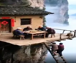 معماری خلاقانه؛ تو بغل ابرا خونه ساختن برا رفت و آمد نردبون گذاشتن وسط مه دید نداره