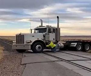 معماری طبیعت؛ مرد تا ثانیه آخر تلاششو برا ماشینش کرد ولی قطار لهش کرد