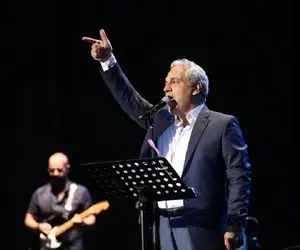 آواز بهشتی؛ اجرای آهنگ بارون با صدای دلنشین مهران مدیری بنازم به سرپنجه های نوازنده