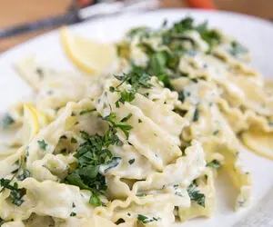 طرز تهیه پاستا با سس ریحان و بادام زمینی؛ خوشمزه و خاطره انگیز