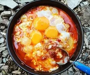 (ویدیو) پخت املت در گرمای بیش از 50 درجه کنار دکل حفاری