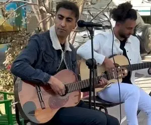 آواز شاد؛ دو نوازنده رفتن جنگ شادی تو دبیرستان دخترونه تا ساز میزنن بچها همخونی میکنن