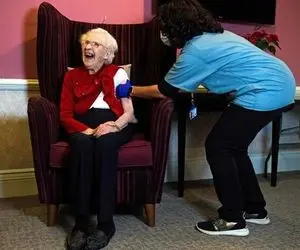 تزریق واکسن کوید ۱۹ به سالمندان