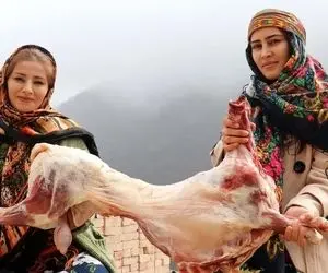 غذای روستایی / میگن عشایر غذای خفن میخورن همینه این مادر و دختر چه بره ای کباب کردن