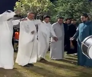 آواز محلی؛ پایکوبی به سبک مردم جنوب؛ خیلی آروم هماهنگ و باوقار می رقصند