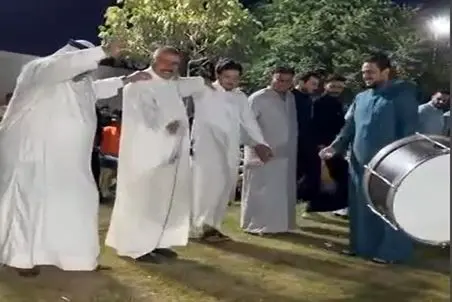 آواز محلی؛ پایکوبی به سبک مردم جنوب؛ خیلی آروم هماهنگ و باوقار می رقصند