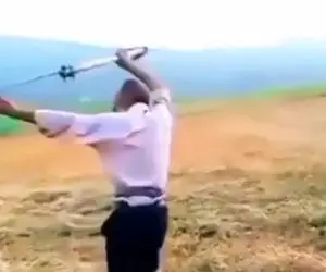 آواز محلی؛ ببینی این کشاورز با آهنگ محلی ترکی با داس وسط زمین چه میکنه؛ عزائیل میترسه