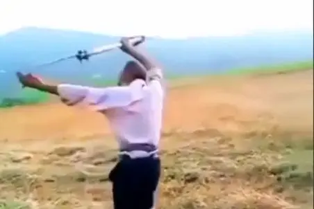 آواز محلی؛ ببینی این کشاورز با آهنگ محلی ترکی با داس وسط زمین چه میکنه؛ عزائیل میترسه