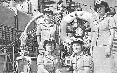 سفر به ایام قدیم؛ عکس دیده نشده دختران نیروی دریایی ایران بر روی عرشه ناو آرتمیز