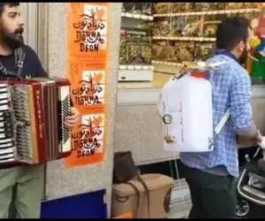 آواز خیابانی؛ ببینید بند آقای ریشو چه شادی به ملت دادن فقط اونی که سوت میزنه و میچرخه