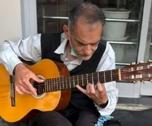 مطربی خیابانی؛ پیرمرد اصیل تو خیابان گیتار میزنه نازنین مریم همه شدن محو ساز و نگاهش