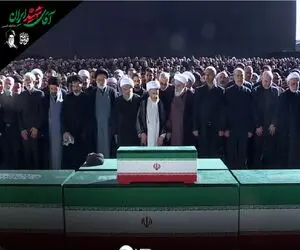 (فیلم) اقامه نماز بر پیکر رهبر شهید توسط آیت‌الله سبحانی