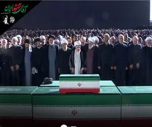 (فیلم) اقامه نماز بر پیکر رهبر شهید توسط آیت‌الله سبحانی