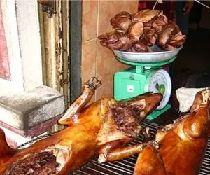 فرآوری سگ؛ سگ‌ها رو درسته و زنده کز میدن سرآشپز ساطوریش میکنه واسه کنار غذا