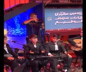 آواز سنتی/ کودکان کردی ازسالیادی دامه زراندنی سلیمانی میخونن/مغز سالن سوت کشید
