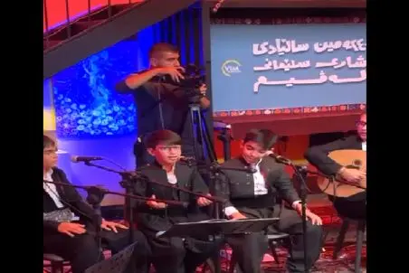 آواز سنتی/ کودکان کردی ازسالیادی دامه زراندنی سلیمانی میخونن/مغز سالن سوت کشید