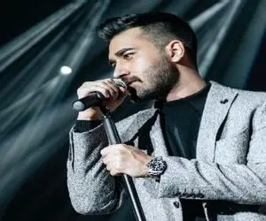 آواز احساسی؛ علی یاسینی کنسرتش بیرون سالن میخوند ناغافل پرید داخل تماشاچیا هیجانی شدن