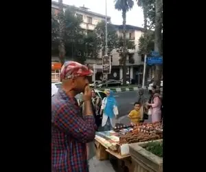 آواز خیابانی؛ دستفروشی که با اجراش دلبری کرد و حرف واسه گفتن نزاشت!