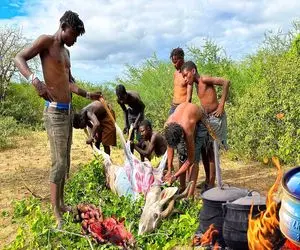 کباب گوزن؛ بربرهای برهنه با یه تبر پوست گوزن زنده رو میکنن گوشت خامشو میخورن