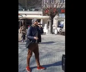 آواز خیابانی؛ ببینید خواننده اوکراینی با تیپ خفنش رفته تو حس و چه آهنگ خارجی میخونه!