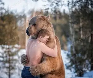 ویدیویی عجیب از مچ‌اندازی چند مرد با خرس!