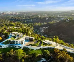 معماری خلاقانه؛ وسط جنگل خونه اعیونی تیلیاردی ساخته استخرش ویو جنگل داره 