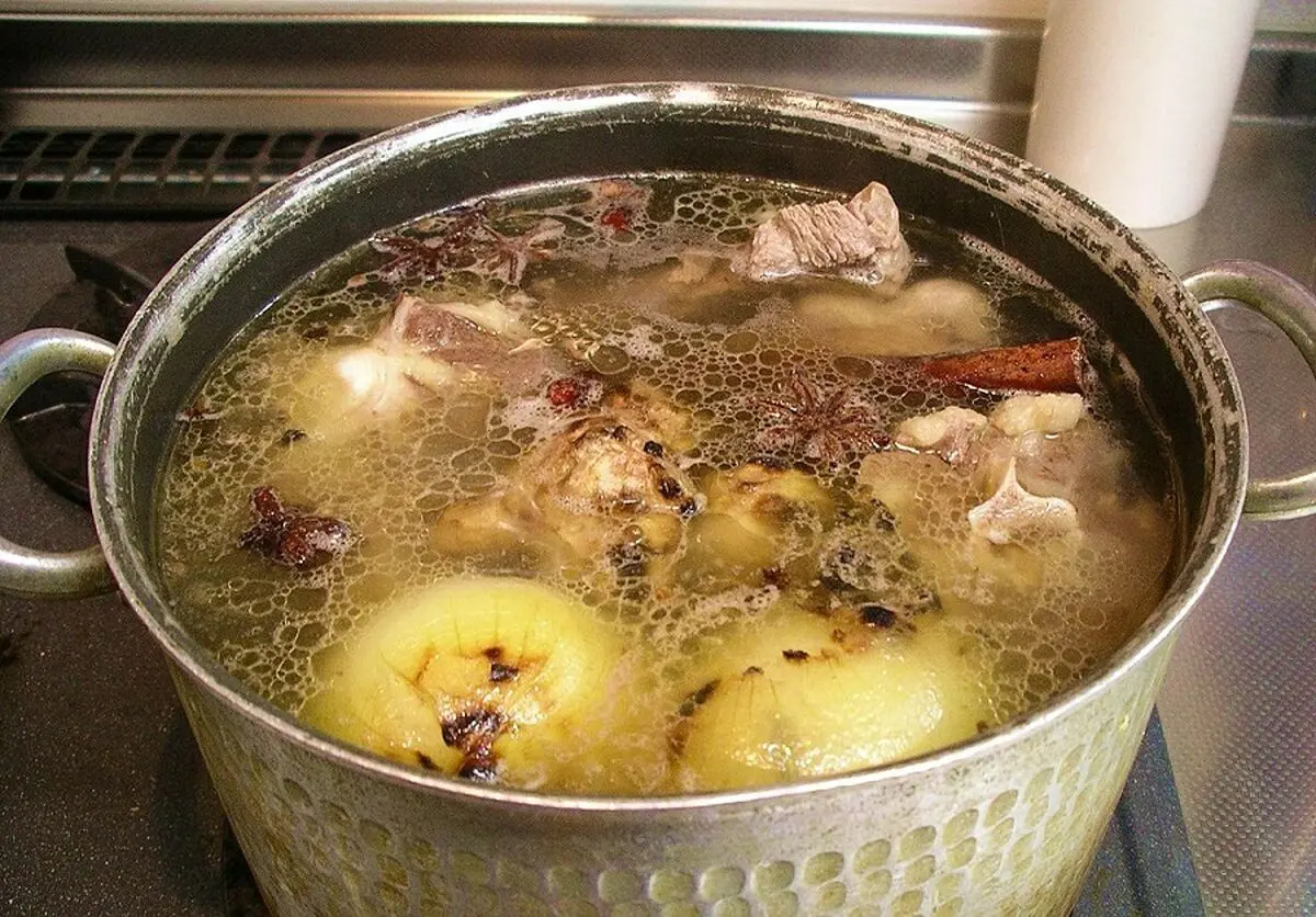 1200px-Making_stock_for_pho_bo