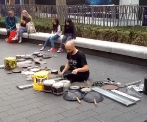 آواز خیابانی؛ مرد روسی که با قابلمه و سطل حماسه آفرید و جهانی شد!