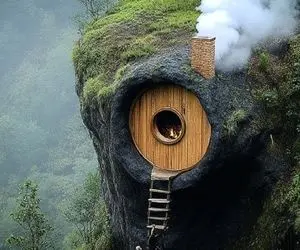 معماری خلاقانه؛ آقاهه تو دل کوه دست تنها یه کلبه گرد حفر کرده که درش چرخشی باز میشه