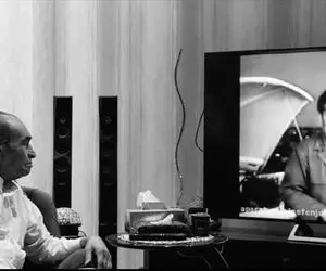 آواز شاد؛ استاد ایرج به یاد قدیم درحال تماشا مو طلایی با هنرنمایی فردین و اشک تو چشم