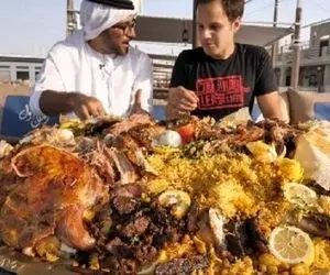 غذای غول پیکر ؛ عربه شتر بیچاره رو چهار زانو کرد گذاشت تو دیگ کوهانشم سفره کرد خدایا